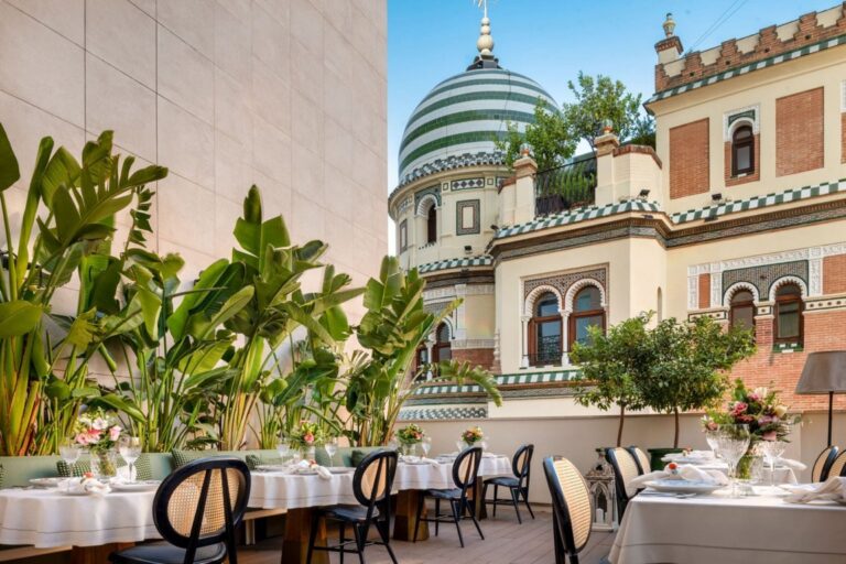 Terraza del restaurante La Maestría con vistas a la arquitectura sevillana