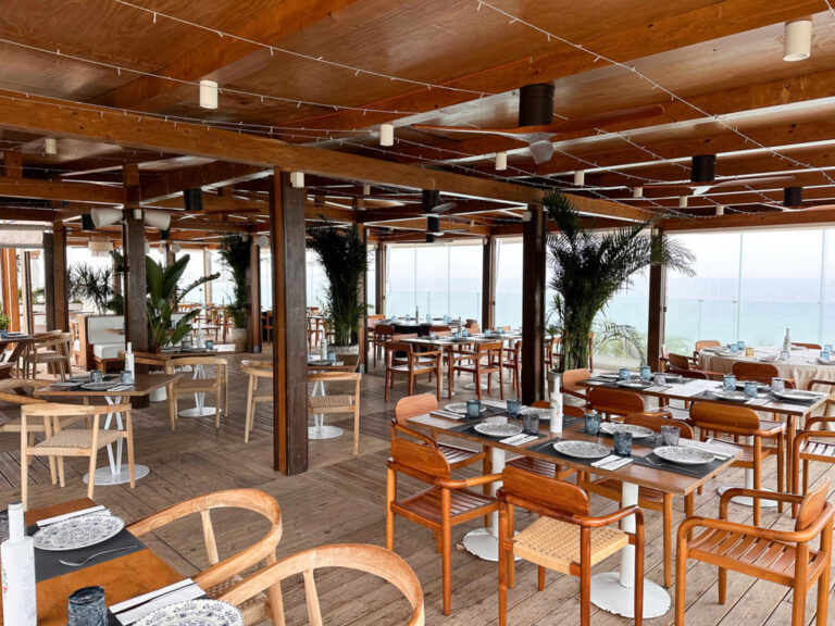 Vista interior de la terraza del beach club Atenas Playa en La Barrosa
