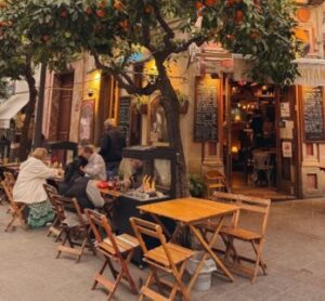 Grupo de turistas disfrutando de una comida en un restaurante al aire libre