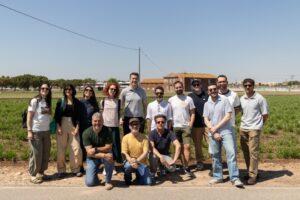 Grupo de diseñadores en un campo de chufas en Valencia