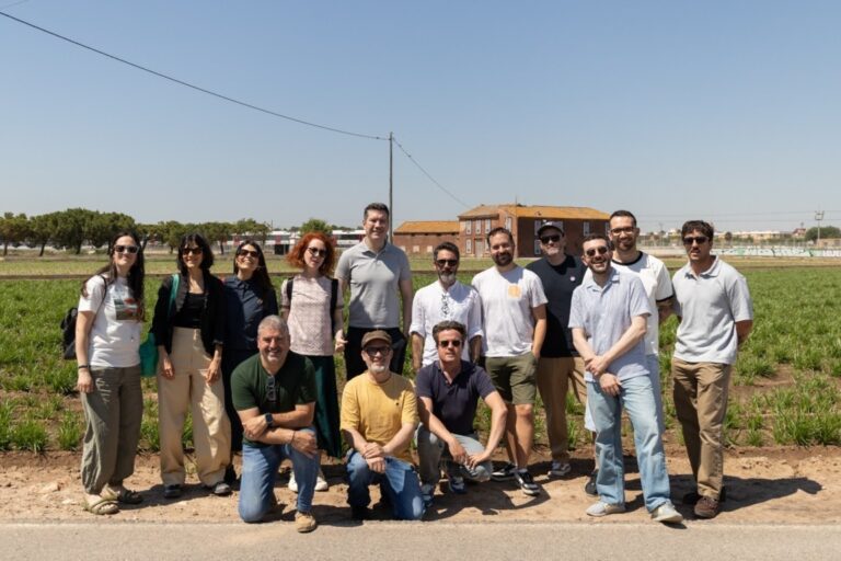 Grupo de diseñadores en un campo de chufas en Valencia