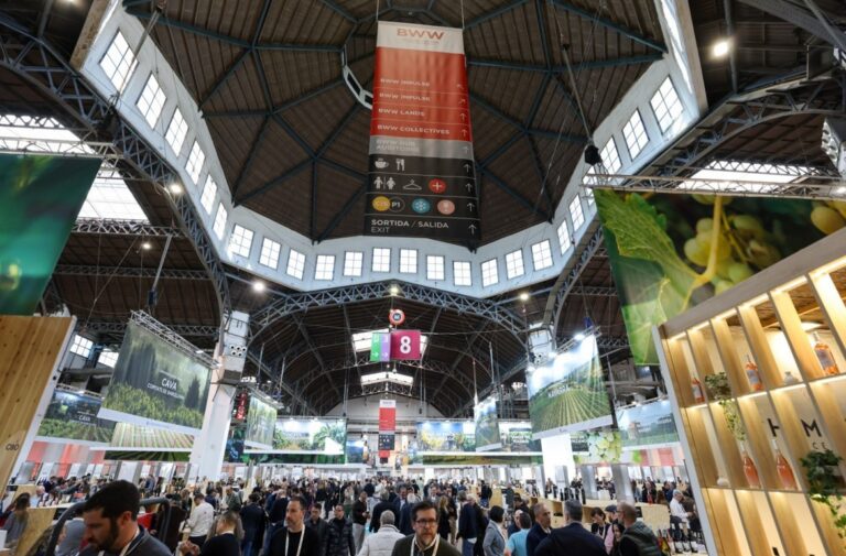 Vista del evento Barcelona Wine Week con asistentes y stands de vino.