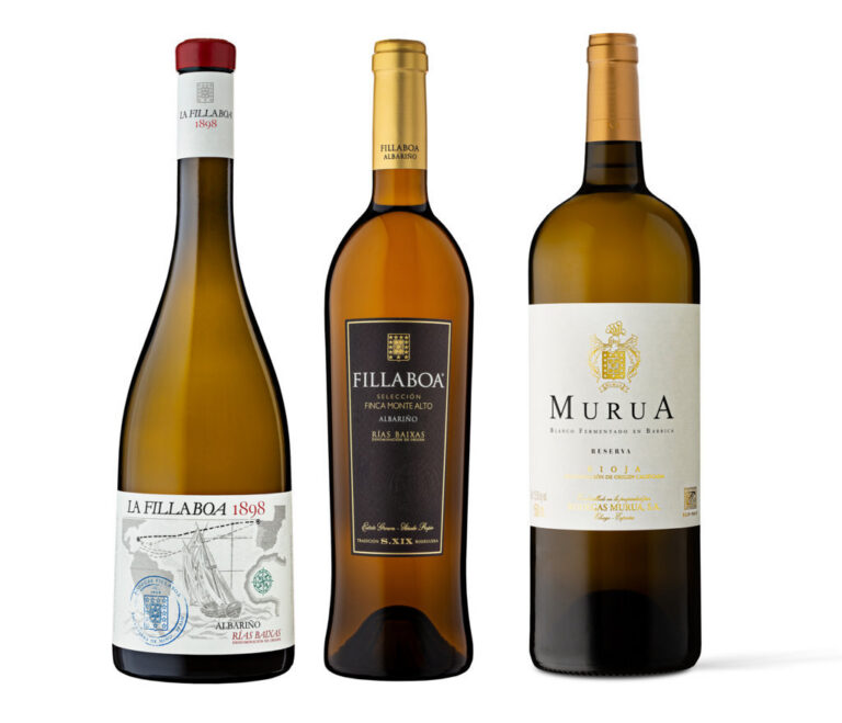 Botellas de vino blanco de Murua y Fillaboa destacadas en la Guía Peñín