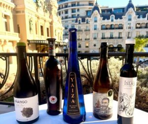 Botellas de vino canario en el Café de París de Montecarlo