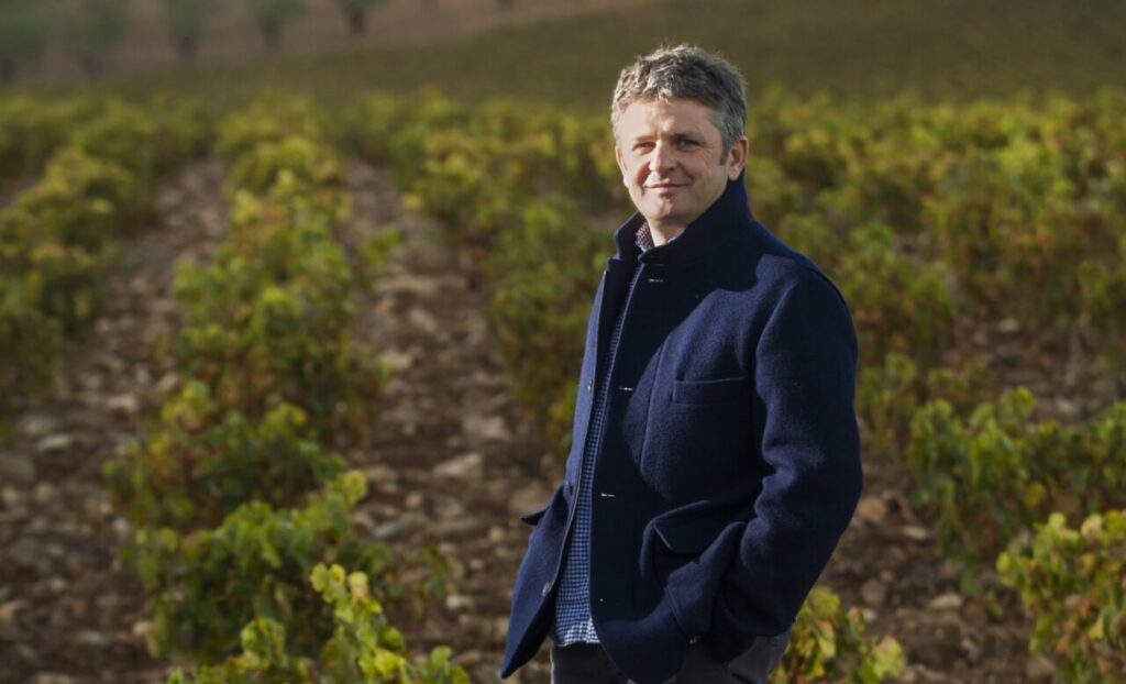 Álvaro Palacios en un viñedo de Garnacha en Rioja Oriental
