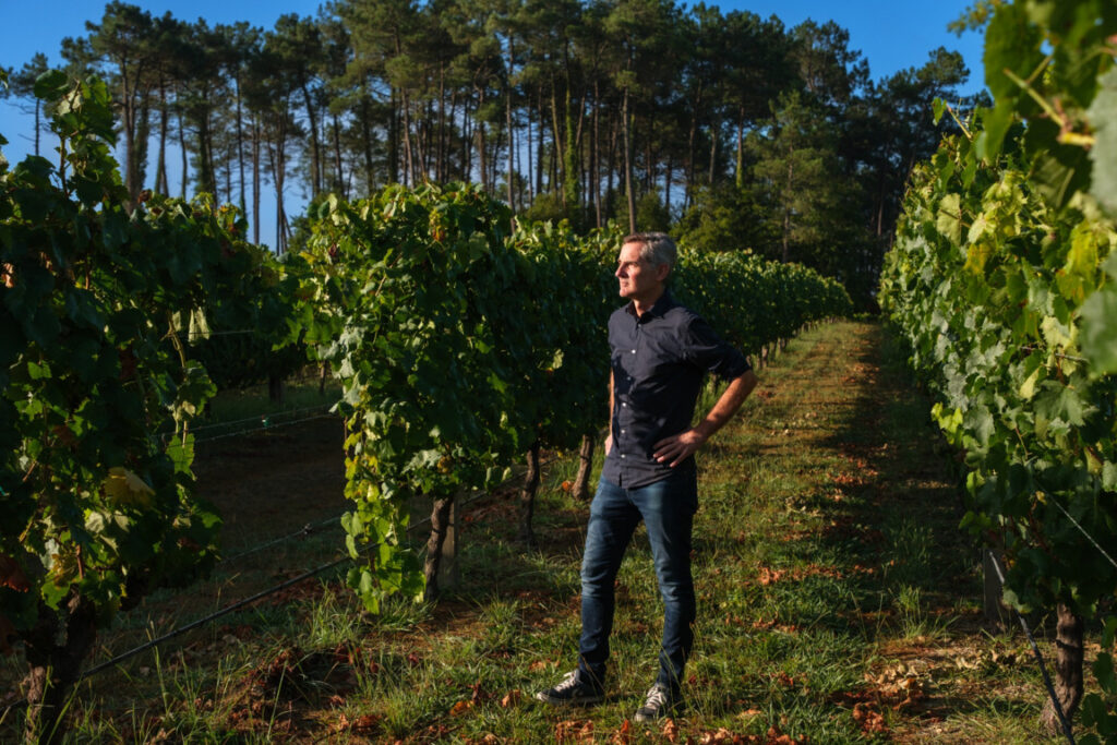 Director técnico Chema Ureta en viñedos de Bodega Santiago Ruiz