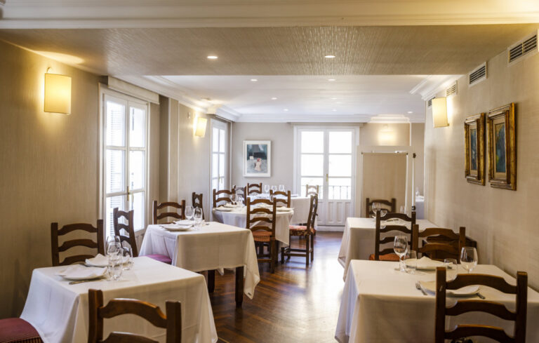 Interior del comedor del restaurante Alameda con mesas y sillas de madera