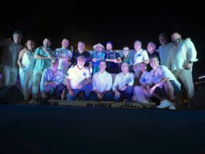 Grupo de personas celebrando en el Concurso de Espetos de la Costa del Sol