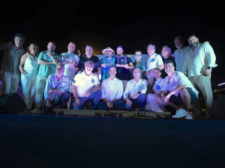 Grupo de personas celebrando en el Concurso de Espetos de la Costa del Sol