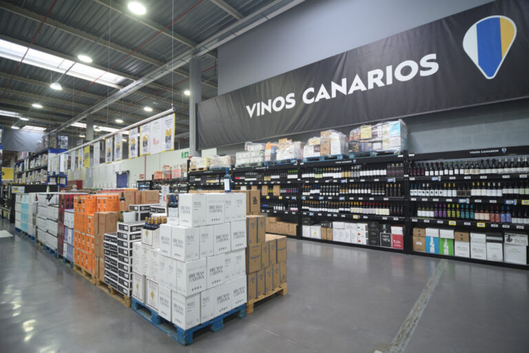 Estante con vinos canarios en un centro de distribución de Makro