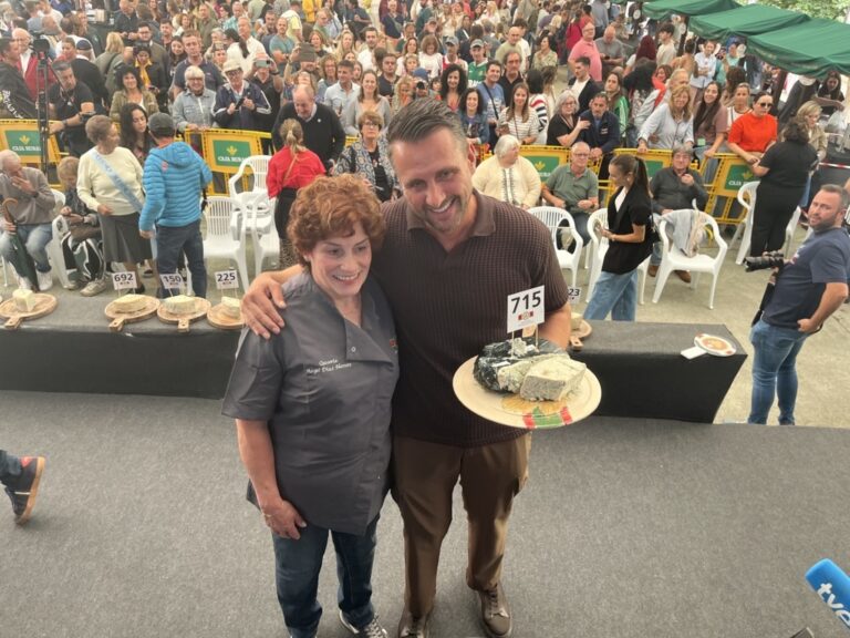 Participantes en la subasta del Queso Cabrales en Arenas de Cabrales