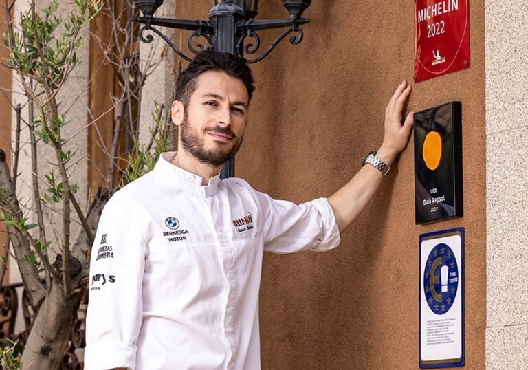Samuel Naveira, chef del restaurante Mu·Na en Ponferrada, junto a sus premios