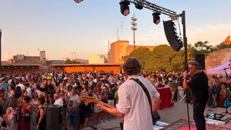 Multitud disfrutando del Tardeo con la DO Utiel-Requena en un evento musical