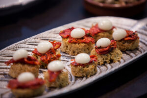 Plato gourmet con aperitivos decorativos y creativos