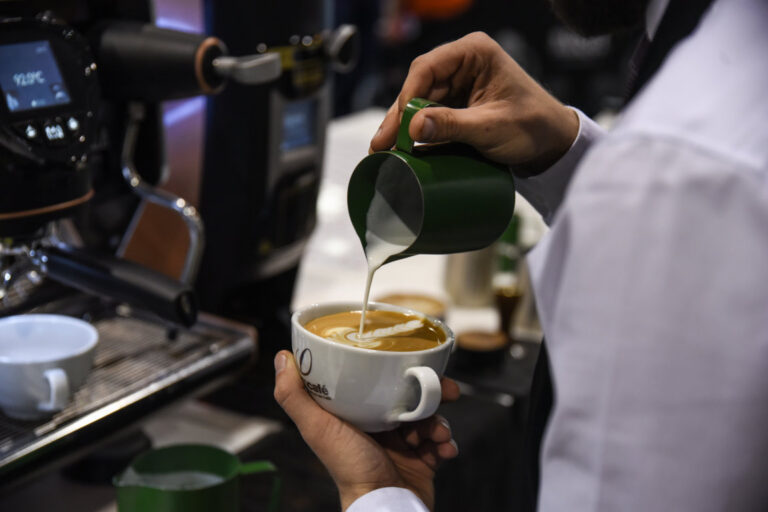 Barista vertiendo leche en una taza de café en Gastrónoma 2026