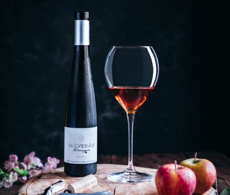 Botella de Valverán 20 Manzanas con copa y manzanas