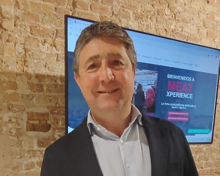 Jorge Martín sonriendo frente a una pantalla sobre Meat Xperience