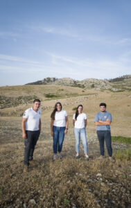 Cuatro jóvenes pastores en la Sierra de Segura con rebaño de ovejas
