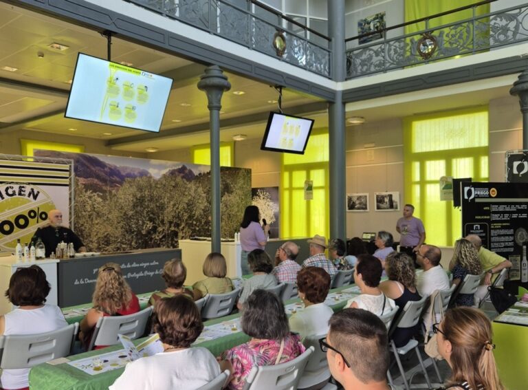 Taller gastronómico en Agropriego con participantes y presentador.