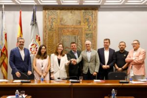 Representantes de OIVE y FEV firmando alianza en Requena
