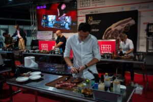 Chef preparando platos en evento de Alicante Gastronómica
