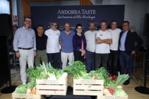Grupo de chefs en el evento Andorra Taste con productos frescos