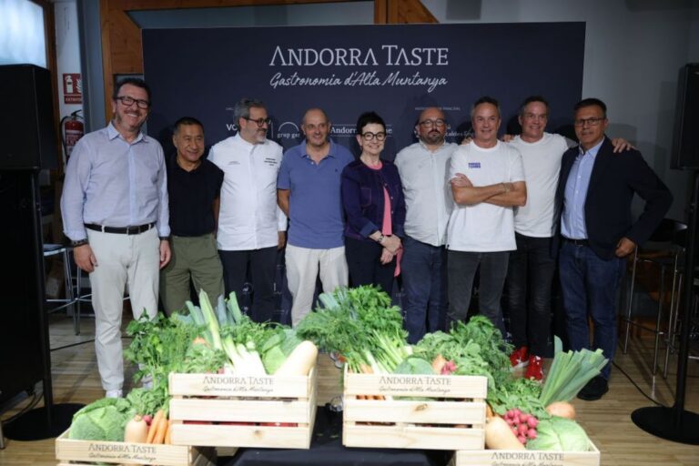 Grupo de chefs en el evento Andorra Taste con productos frescos