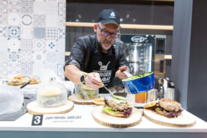 Chef preparando hamburguesas en el evento Burger Combat en Sevilla