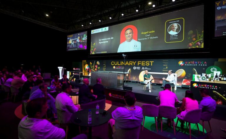 Evento Auténtica 2026 con chefs de alta gastronomía en un panel de discusión