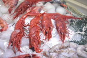Gambas rojas frescas sobre hielo en un mercado de alimentos
