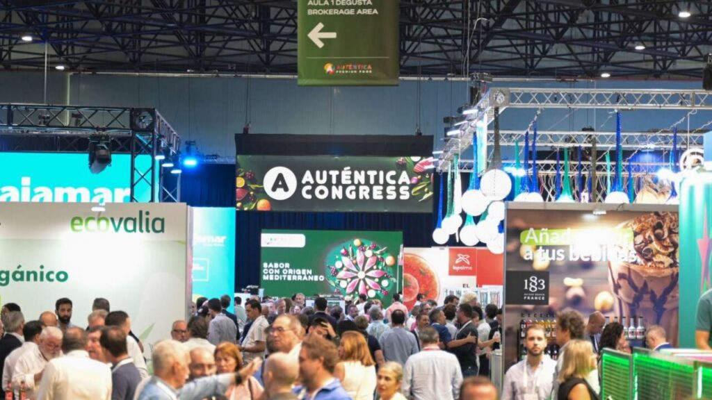 Imagen del evento Auténtica 2026 en Sevilla con asistentes y stands