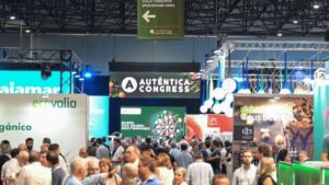 Feria Auténtica 2026 en Sevilla con stands y asistentes
