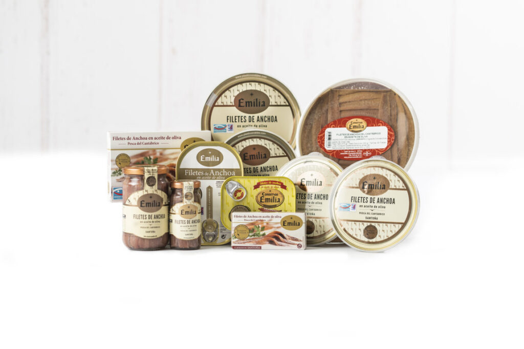 Bodegón de productos de anchoa de Conservas Emilia en Santoña