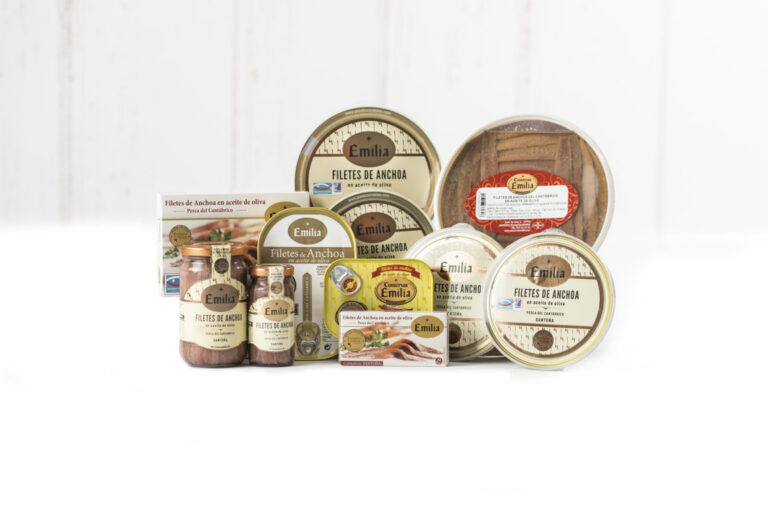 Bodegón de productos de anchoa de Conservas Emilia en Santoña