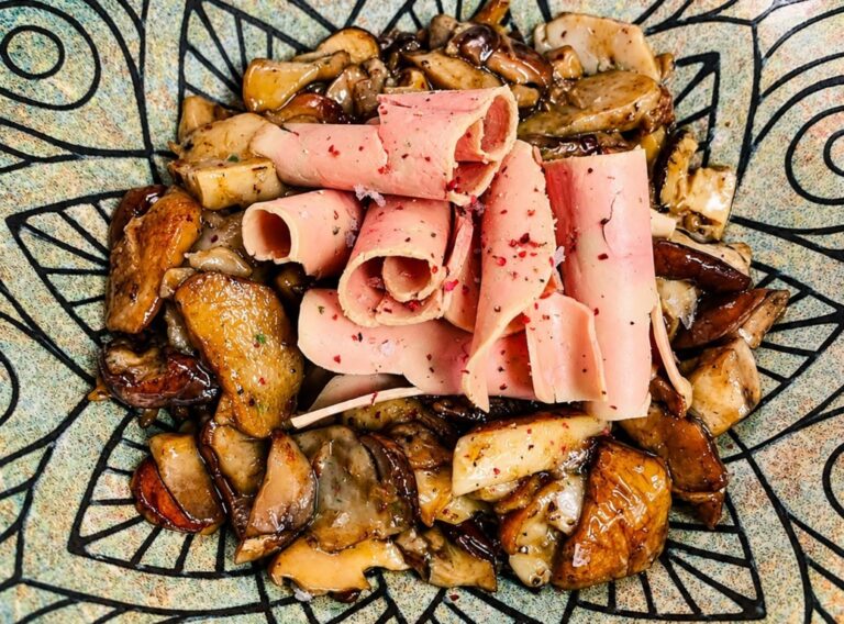 Plato de boletus con hígado de pato y yema de corral en Casa Silvano Maracaibo