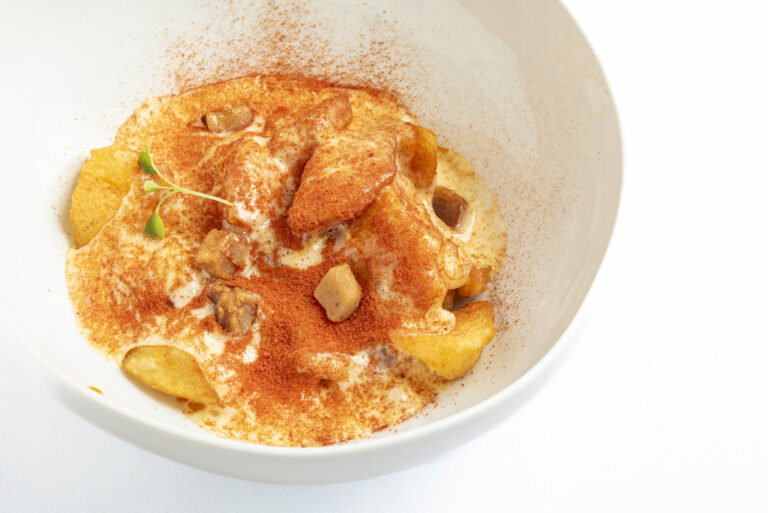 Plato de bravas colorás del chef Mauro Barreiro en concurso culinario