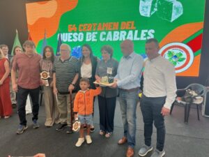 Participantes del 54 Certamen del Queso Cabrales mostrando el queso ganador.