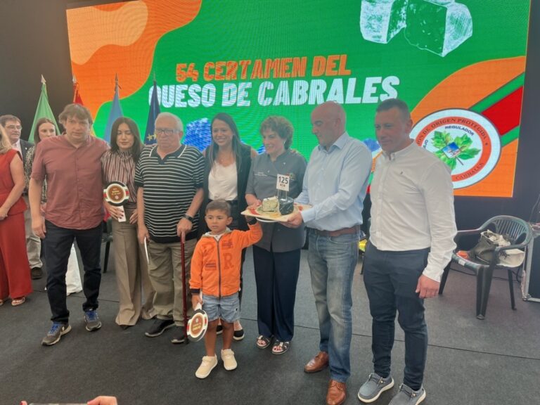 Participantes del 54 Certamen del Queso Cabrales mostrando el queso ganador.