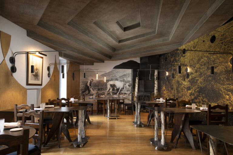 Interior del restaurante Ansils con mesas y decoración rústica