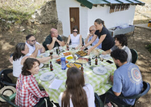 Grupo de personas compartiendo una comida en la Sierra de Segura