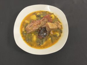 Plato de pote asturiano con berzas, patatas y compango