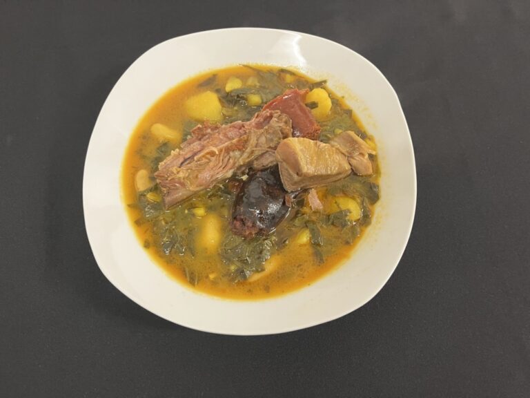 Plato de pote asturiano con berzas, patatas y compango