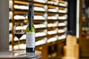 Botella de vino Vega Sicilia Unico 2016 con copas en un bar