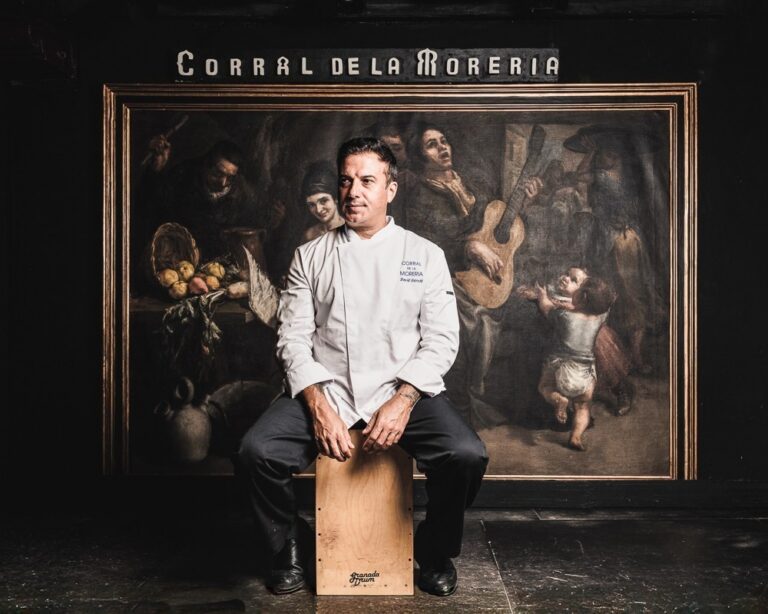 Chef David García en Corral de la Morería con fondo artístico