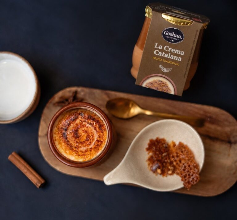 Crema catalana en tarro de barro con azúcar caramelizado y canela
