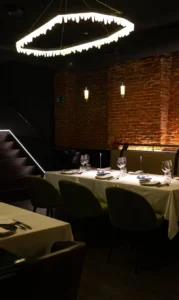 Interior del restaurante La Cuadra de Salvador con mesas elegantes y decoración moderna.