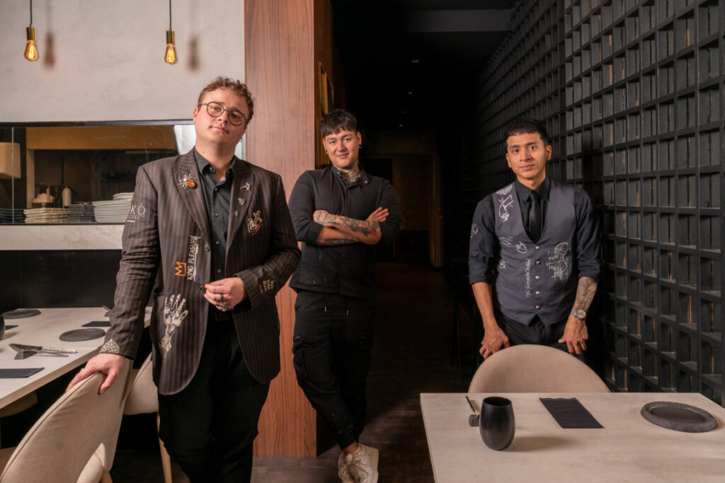 Tres chefs posando en el interior de Ekö Bistró en Madrid