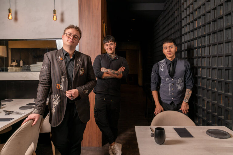 Tres chefs posando en el interior de Ekö Bistró en Madrid