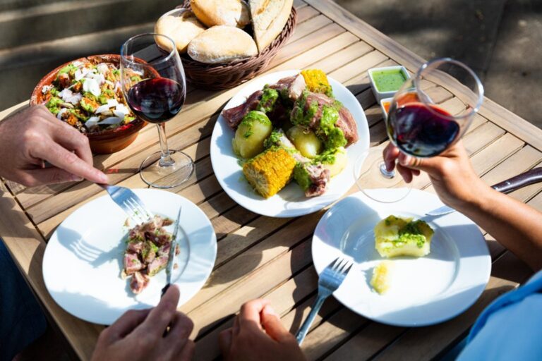 Mesa con platos de comida canaria y copas de vino en Tenerife