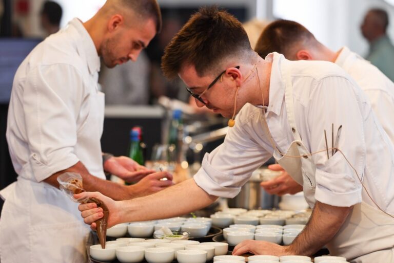 Chefs trabajando en una barra gastronómica durante el Gastronomic Forum Barcelona